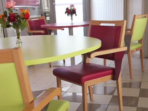 Table ergonomique Glys pour salle de vie en EHPAD