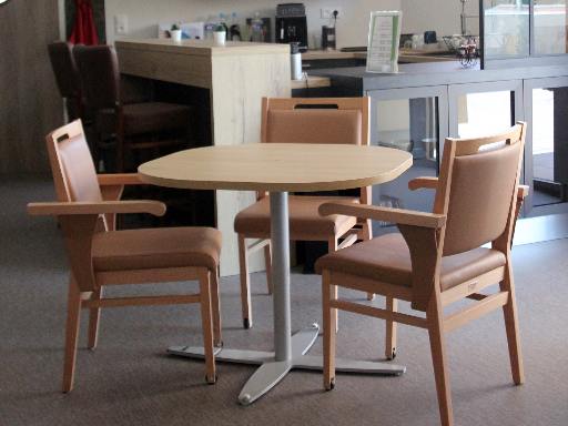 Table Glys en salle à manger EHPAD