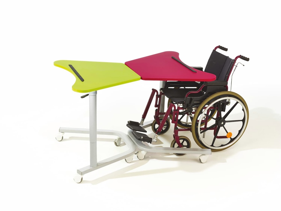 Table Oxalys positionnée en face-à-face avec un fauteuil roulant