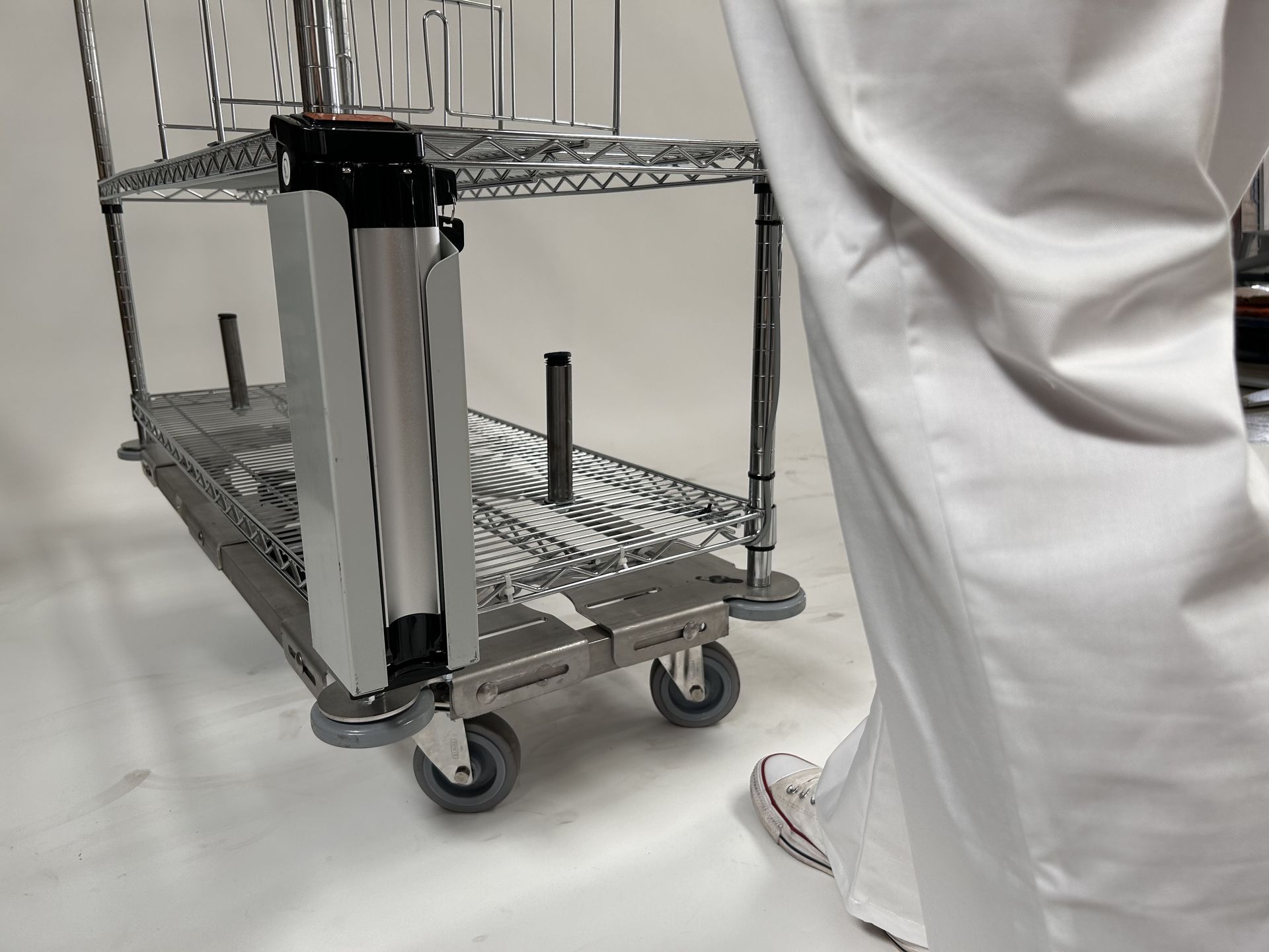 Chariot de linge équipé de E-Groom, l'embase de chariot motorisée qui supprime les effort