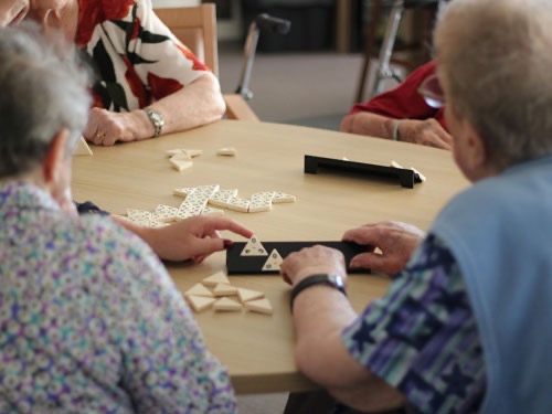 Tables chaises fauteuils pour résidence autonomie et seniors