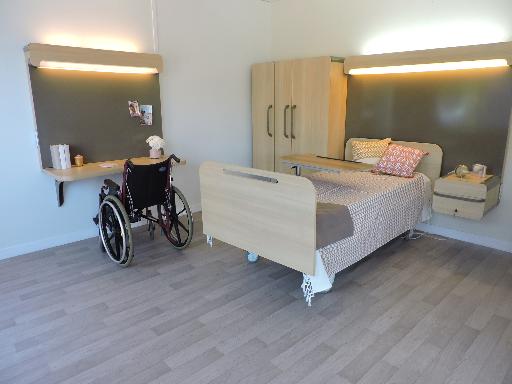 Mobilier suspendu Modulys dans une chambre EHPAD