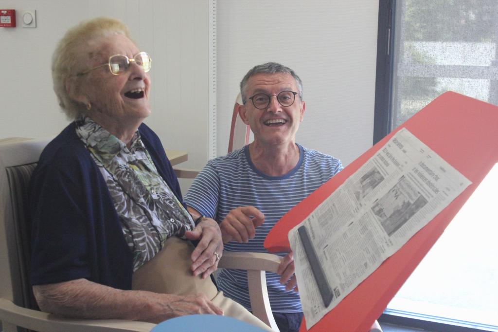 Activité manuelle en EHPAD autour d’une table adaptée pour personnes âgées
