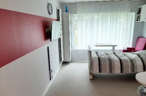 Lampe Aladin discrètement intégrée à une chambre aménagée