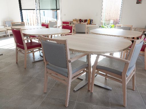 Résidents installés autour d’une table Glys