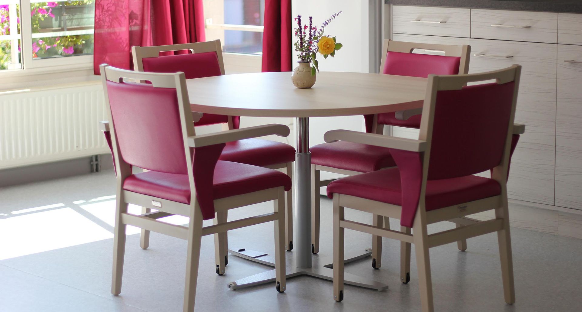 Choisir un mobilier réellement adapté aux usages en EHPAD