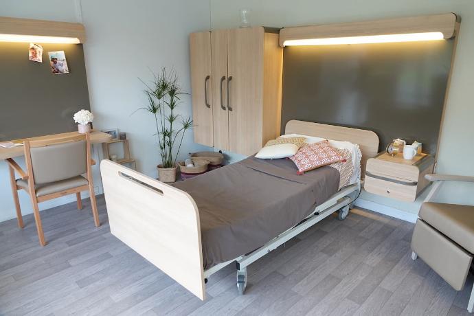 Aménagement chambre EHPAD avec mobilier suspendu Modulys