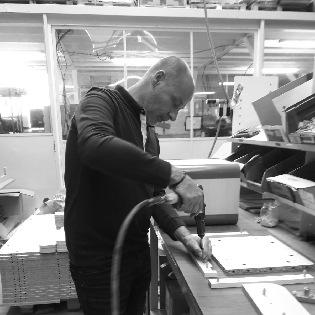 Technicien Domalys pendant une installation
