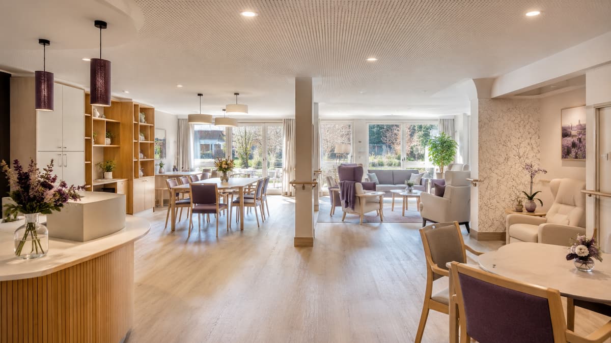 Espace PASA lumineux avec zones d’activité, de repas et de repos
