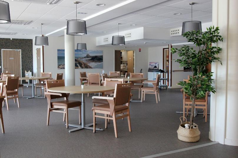 Une salle à manger aménagée avec des tables et des chaises Domalys pour EHPAD