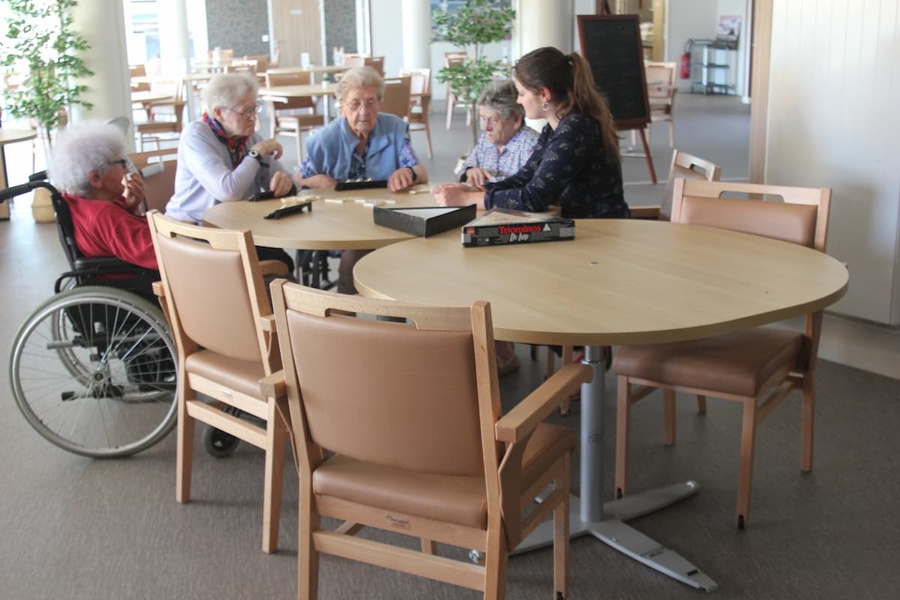 Résidents participant à un jeu autour d’une table Glys