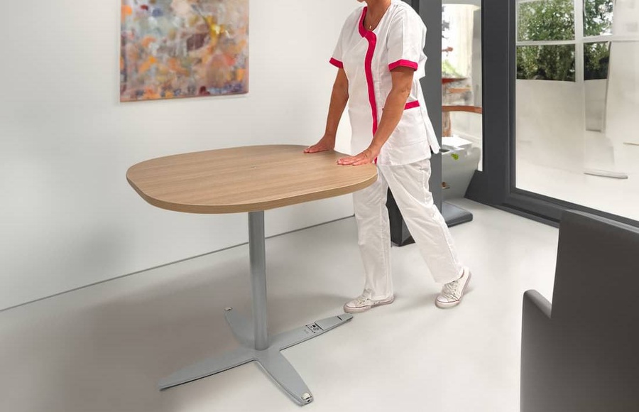 Table Glys déplacée facilement dans un espace collectif
