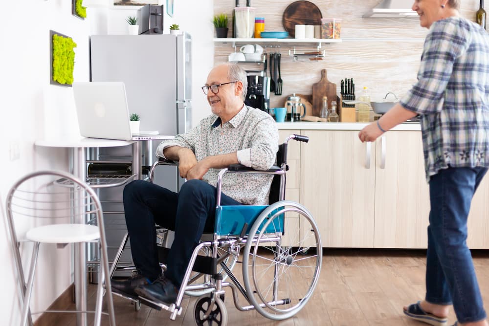 Seniors participant à une activité collective en résidence autonomie