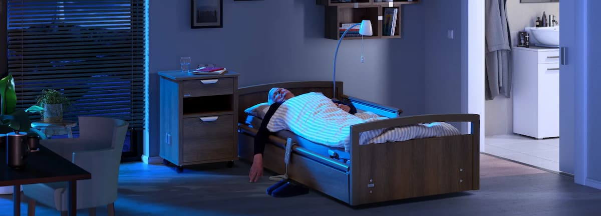 Sentida SC en position basse la nuit, modèle présenté dans notre comparatif des meilleurs lits médicalisés pour EHPAD