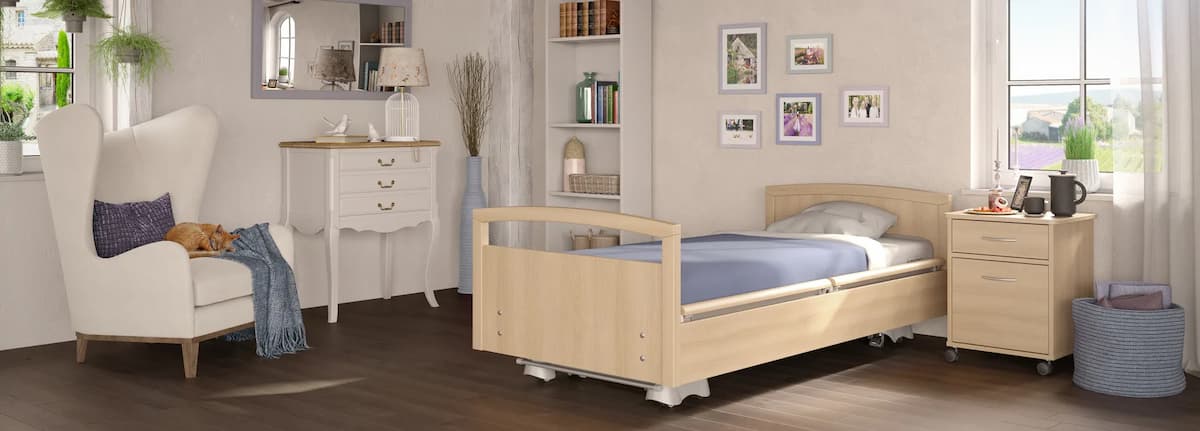 Lit médicalisé Sentida SC avec châssis dégagé dans une chambre d’EHPAD