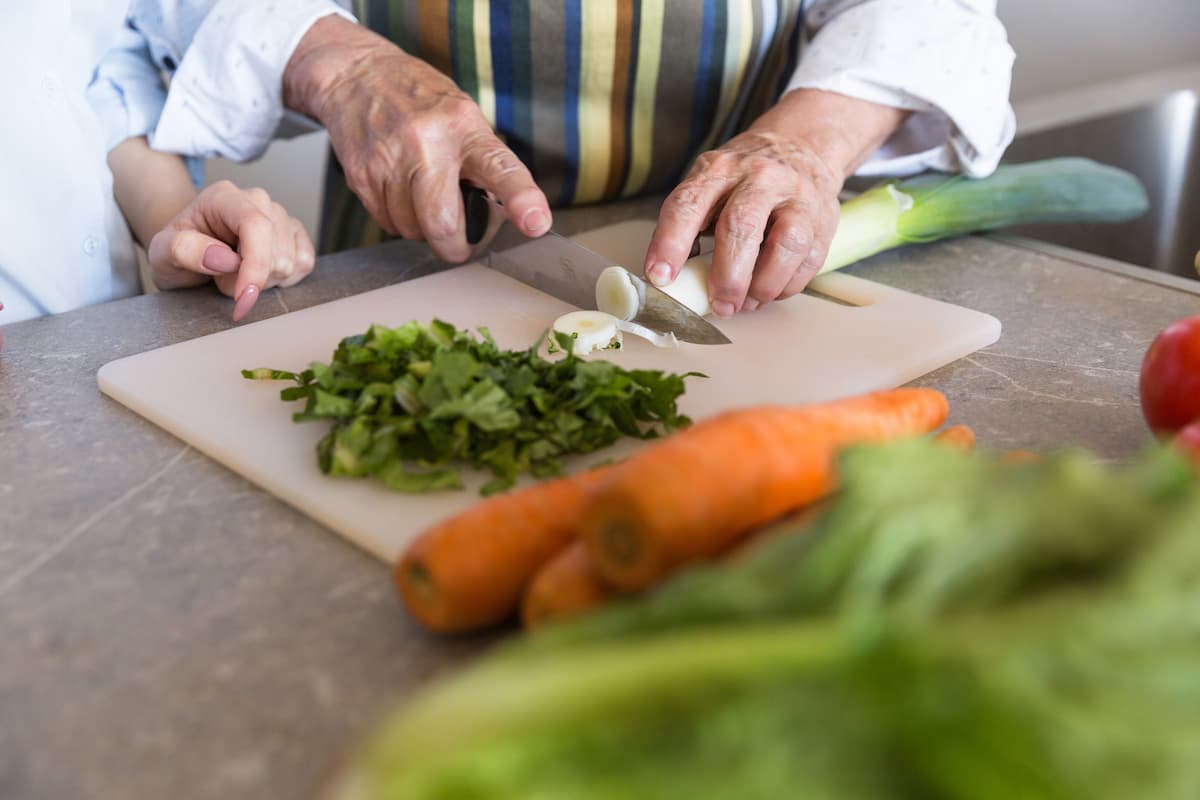 Résidentes et professionnelles réunies autour d’une table Glys dans une cuisine d’établissement